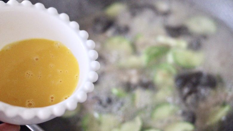 黄瓜肉丁打卤面,把打散的鸡蛋液慢慢倒入锅中成蛋花，再倒入提前化开的淀粉勾芡。