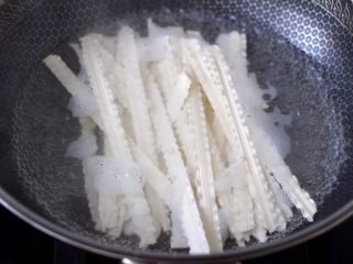 黄瓜肉丁打卤面,另起锅倒入适量的清水烧开，放入挂面煮熟捞出过冷水。