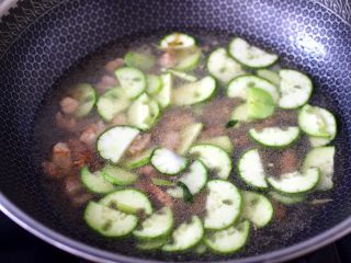 黄瓜肉丁打卤面,锅中倒入适量的清水。