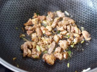 黄瓜肉丁打卤面,继续快速翻炒至梅花肉断生变色。