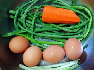 豇豆炒鸡蛋,准备原材料豇豆、豇豆、胡萝卜