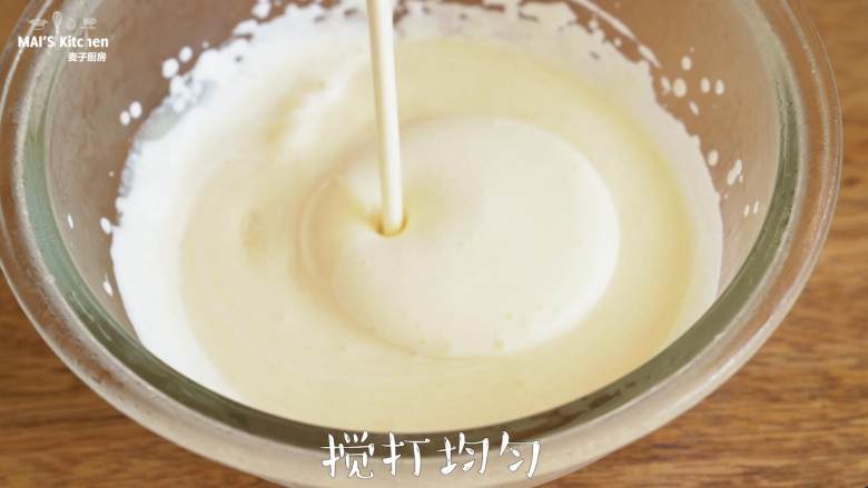 【大白兔奶糖冰淇淋】在家自己做,分三次将淡奶油加入糖浆中，搅打均匀
