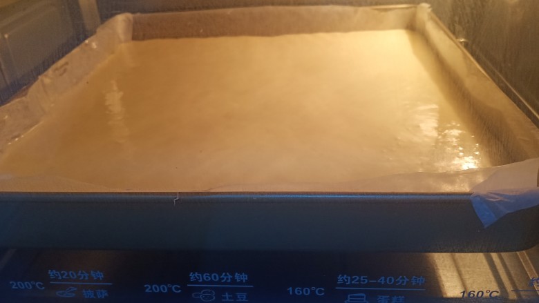 网红木质盒子蛋糕🎂,将烤盘放进提前预热好的烤箱，中下层，160－170度烤半个小时