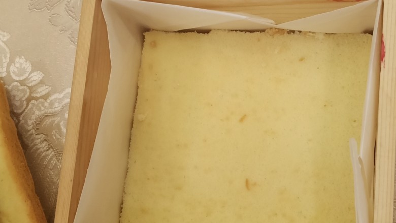 网红木质盒子蛋糕🎂,放入一片裁好尺寸的面包片，我的蛋糕配方正好裁了四片，也就是可以做两个这个蛋糕盒子