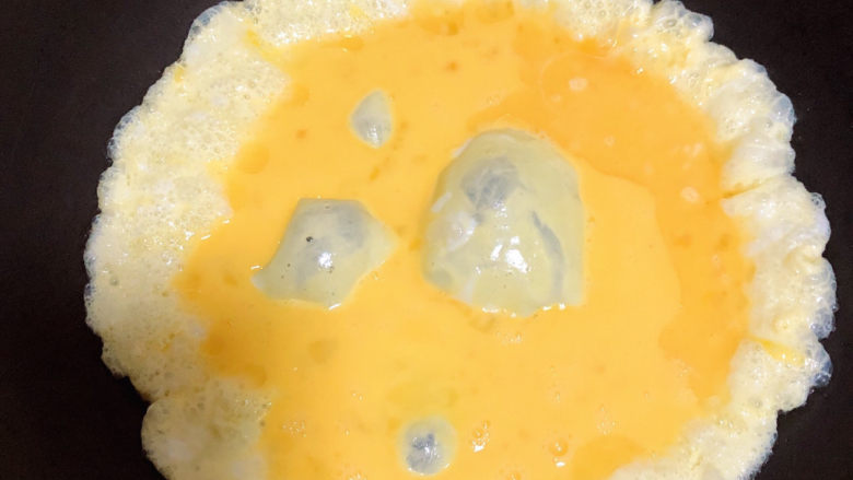 蔬菜肉饼,锅中倒油，将鸡蛋炒好待用。