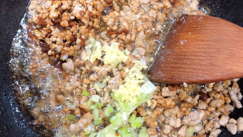 蔬菜肉饼,姜入葱姜末继续翻炒均匀。