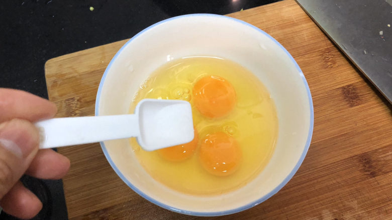 豇豆炒鸡蛋➕春到人间草木知,鸡蛋打入碗中，加入少许食盐