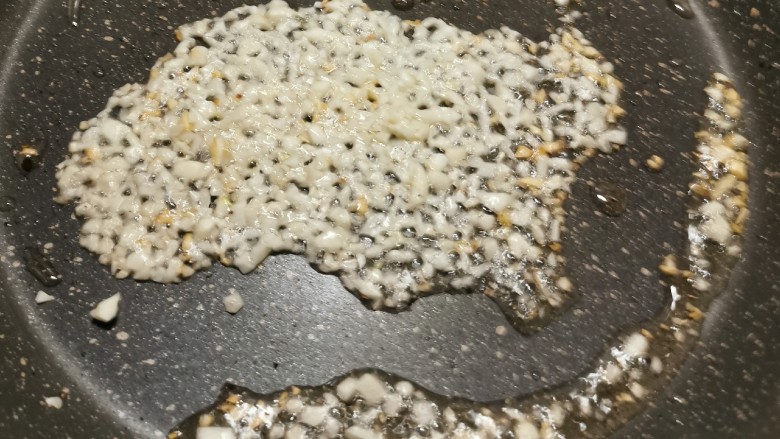 豇豆炒鸡蛋,起油锅 油热后放入蒜碎 炒至微微焦黄