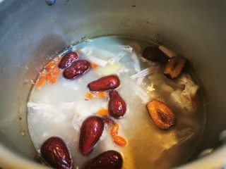 胡椒猪肚鸡,锅中再加入红枣、枸杞，加适量盐调味，继续煮10分钟即可出锅