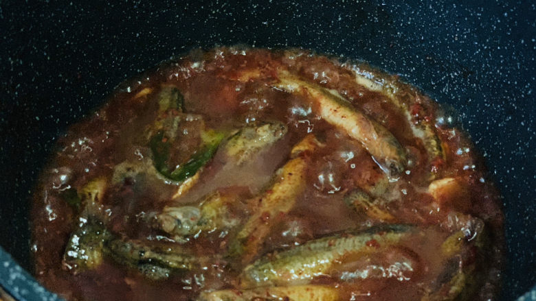 红烧泥鳅,加些清水，搅拌均匀，煮开，盖住锅盖焖一会；