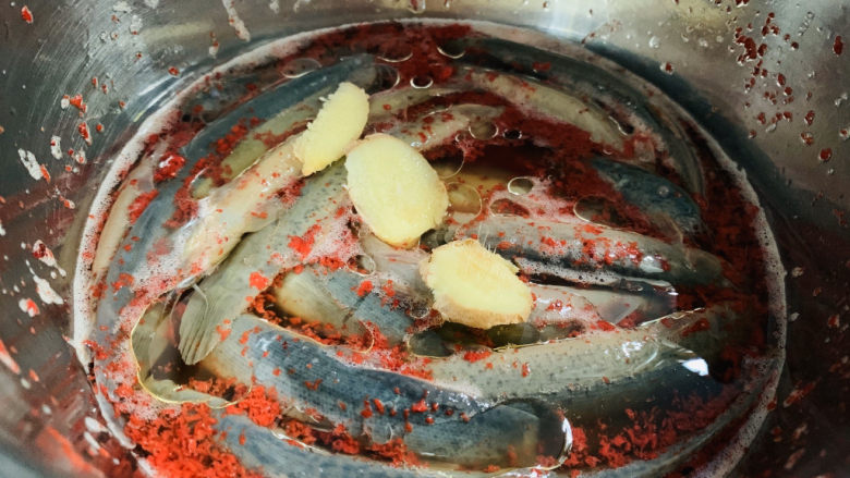 红烧泥鳅,盖住盖子，让泥鳅喝“醉”，也就是腌制一会；