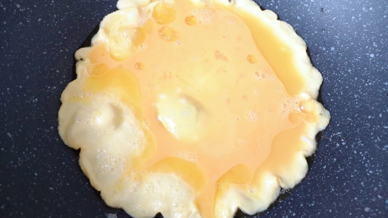 杏鲍菇炒鸡蛋,炒锅内倒适量的食用油烧热，倒入蛋液。
