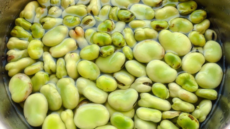 五香蚕豆,蚕豆在清水中浸泡十分钟洗净沥干水份
