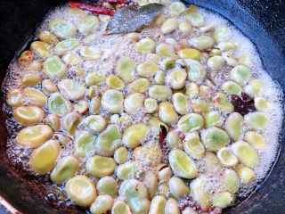 五香蚕豆,蚕豆煮煮至十分钟放入盐改中火煮五分钟