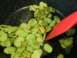 五香蚕豆,搅拌均匀；