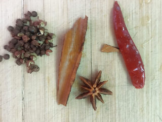 五香蚕豆,准备好花椒、桂皮、干辣椒、八角