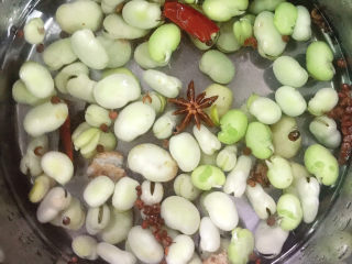 五香蚕豆,锅中放入清水、放入所有材料