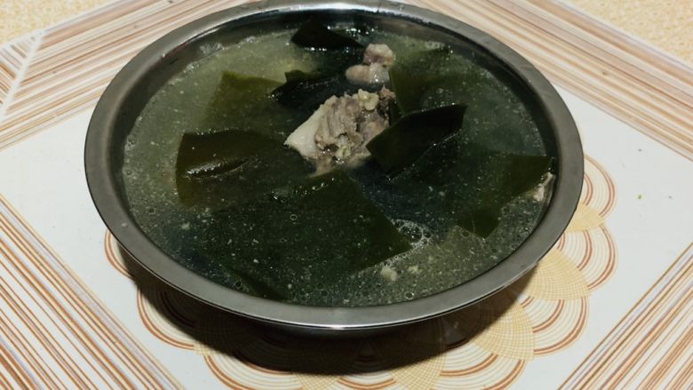 排骨海带汤,装盘出锅。
