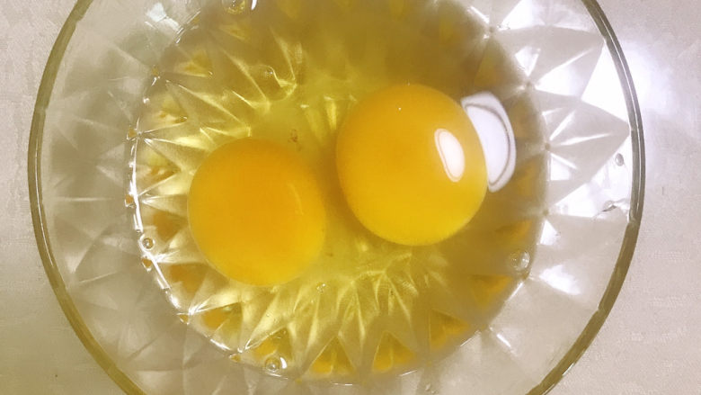 豇豆炒鸡蛋,鸡蛋打入碗中