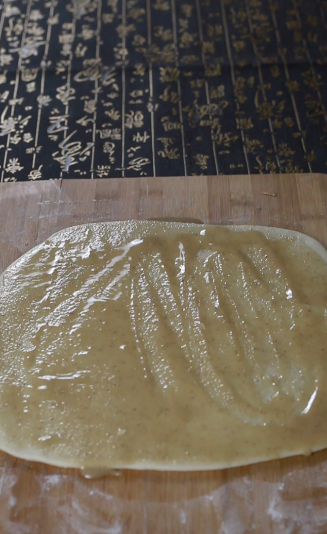 棋子烧饼最好吃的做法,把搅拌好的油酥均匀的抹到面饼上