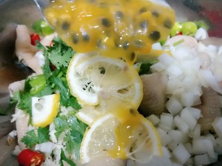 百香果柠檬鸡爪,如果喜欢吃辣的可多放点小米辣和杭椒。再放入百香果