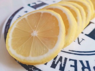 百香果柠檬鸡爪,柠檬用盐把表面搓洗一遍，去掉表面的蜡和脏东西，切成薄片，去掉籽吃起来方便一些