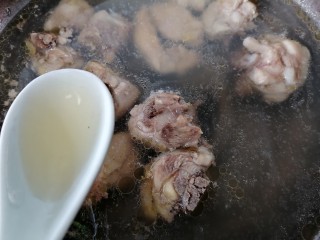 杏鲍菇烧鸡块,沸腾出沫后撇去浮沫加入一勺黄酒去腥然后煮一会盛出备用