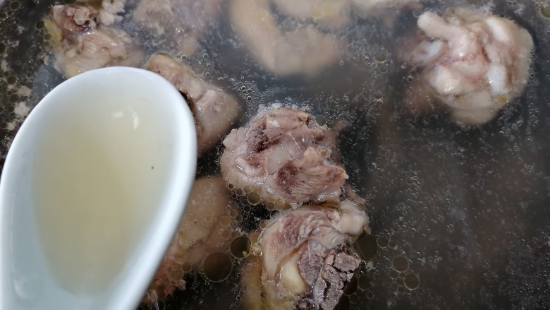 杏鲍菇烧鸡块,沸腾出沫后撇去浮沫加入一勺黄酒去腥然后煮一会盛出备用