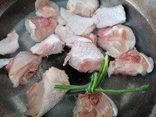 杏鲍菇烧鸡块,鸡肉放入锅内焯水