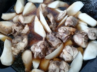 杏鲍菇烧鸡块,加适量水开始煮