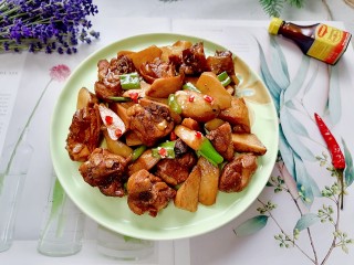 杏鲍菇烧鸡块,装盘拍上成品图，一道美味又营养的杏鲍菇烧鸡块就完成了。