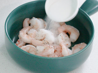 蒜香虾仁意面 ,放入少许食盐搅拌均匀，腌制入味，放到一旁备用