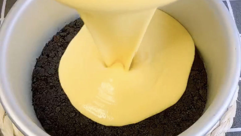 芒果慕斯蛋糕,把混合好的慕斯液倒入前面的模具中，放冰箱冷藏4小时，或者冷冻一个小时也行