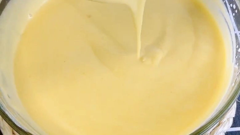 芒果慕斯蛋糕,接下来只需将奶油和芒果液混合即可，慕斯部分就做好了