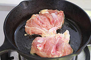 照烧鸡胸肉,起油锅把鸡胸肉先放进去煎；