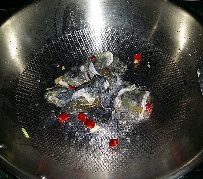 爆炒牛蛙,油热，下一半葱姜和辣椒爆香，然后放牛蛙皮煸出油脂后盛出不要