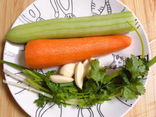 手撕鸡胸肉,准备好蔬菜，黄瓜、胡萝卜、小葱、蒜、香菜。