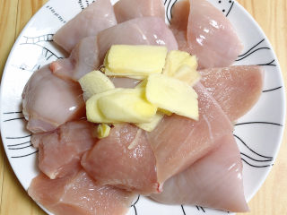 手撕鸡胸肉,将鸡胸肉切成4-5厘米的段儿、姜切片儿待用。