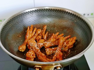 香辣卤鸡爪,按个人口味加入，大火收汁，浓稠时撒上熟白芝麻，翻炒均匀即可出锅。