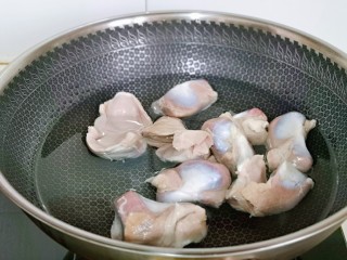 凉拌鸡胗,买回来的鸭胗首先用温水冲洗干净，在我冷水泡30分钟左右，之后焯水，冷水入锅，大火烧开煮3分钟。