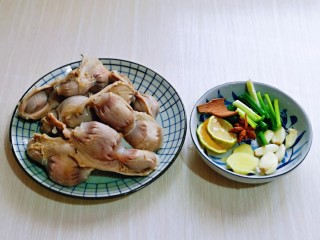 凉拌鸡胗,捞出焯水的鸭胗，用温水反复冲洗，准备好香料。