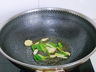 凉拌鸡胗,起油锅，加入葱姜蒜煸炒出香味。