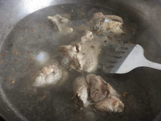 海带筒骨汤,放花椒，黄酒进行焯水，骨头里的血沫都煮出来。