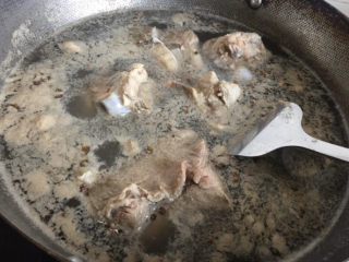海带筒骨汤,大概煮3-5分钟即可关火。肉里的血沫还是很多哈，焯水这一步是必不可少的。