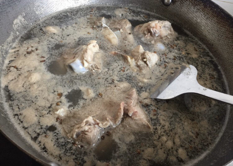 海带筒骨汤,大概煮3-5分钟即可关火。肉里的血沫还是很多哈，焯水这一步是必不可少的。