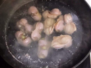 凉拌鸡胗,鸡胗冷水下锅，水开后焯水3分钟