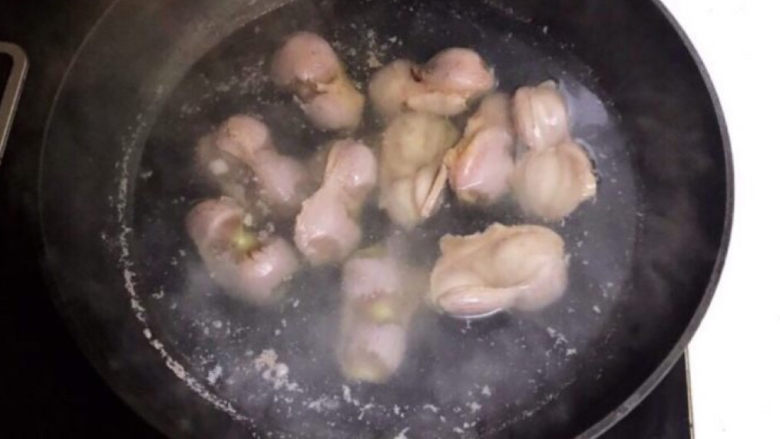 凉拌鸡胗,鸡胗冷水下锅，水开后焯水3分钟