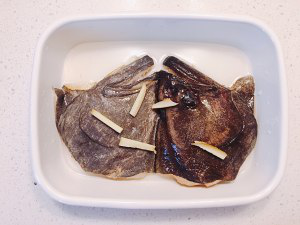 剁椒鸦片鱼头,用剪刀剪去腮，洗净，挤去水分，用清酒、味淋、姜丝、一小勺盐腌15分钟。