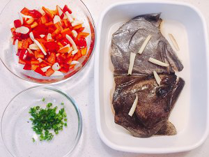 剁椒鸦片鱼头,辣椒洗净切1cm小块，和蒜片、一小勺盐拌匀腌下。