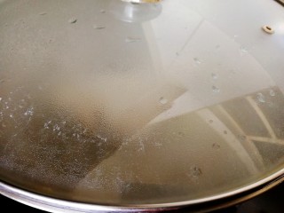 手撕鸡胸肉,文火盖上盖子煮15分钟。